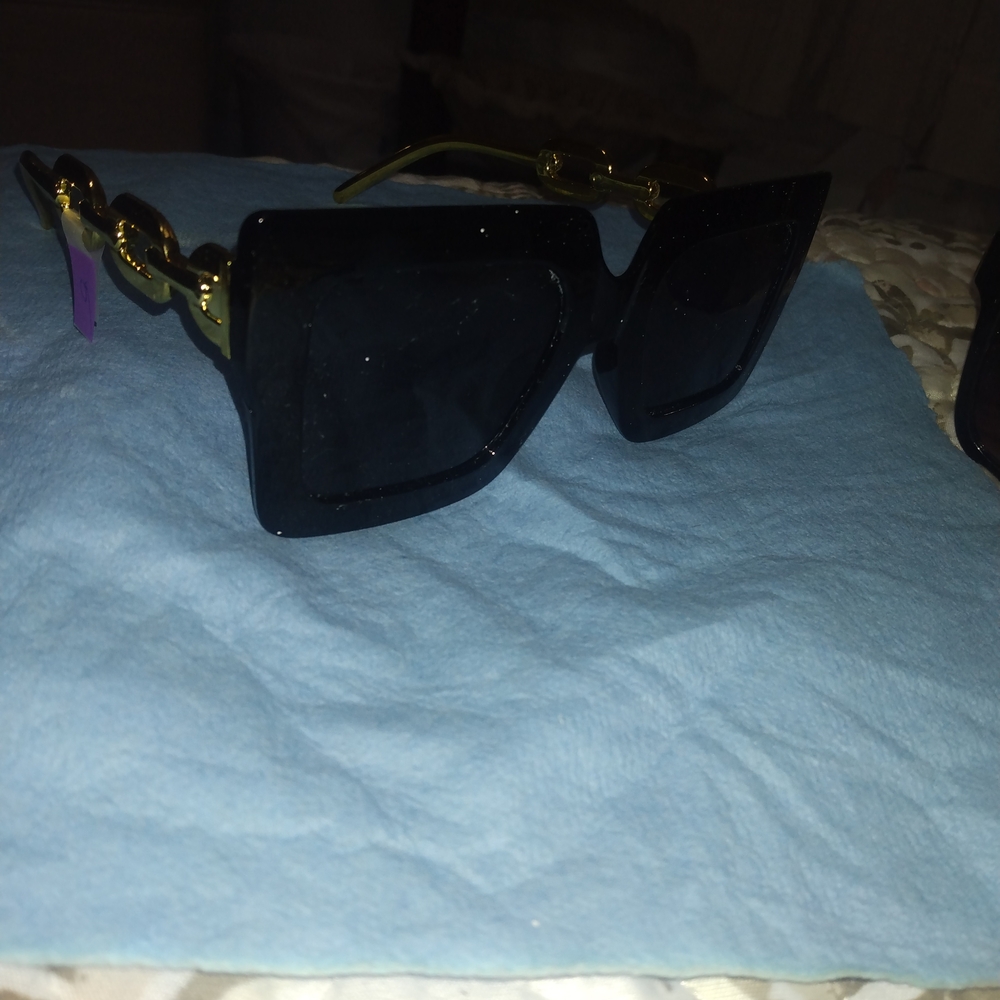 Elegant Black and Gold Women's Sunglasses